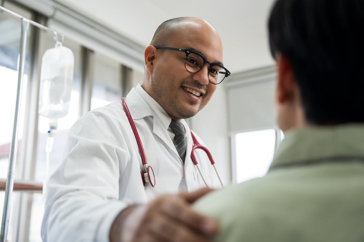 Doctor consultando con paciente