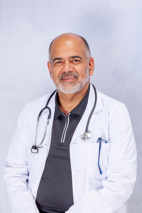Retrato del Dr. Carlos Eduardo Núñez, Rehabilitador Cardíaco